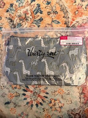 thirty-one Gray Giraffe Print Thermal Pouch